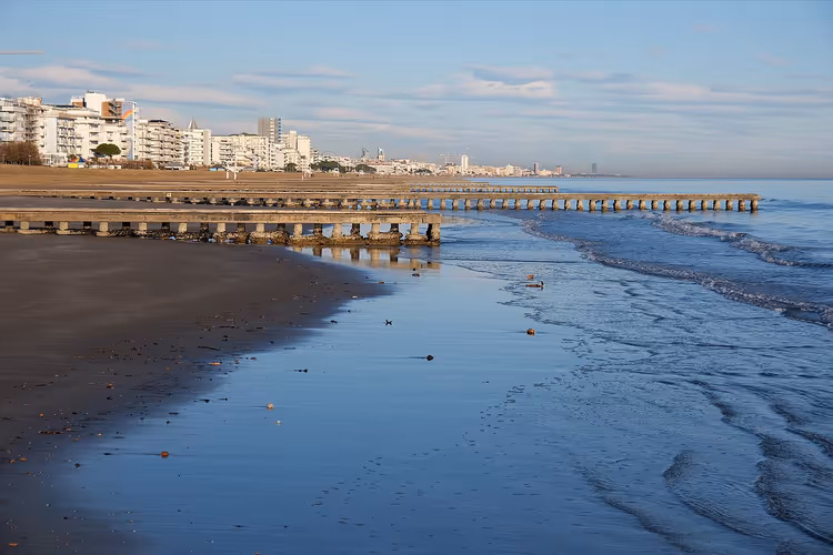 İskele ve otellerle Lido di Jesolo plajı