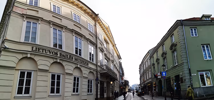 Bir Vilnius sokağında Litvanya Sanat Müzesi binası