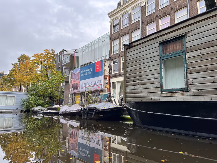 Péniches et bateaux sur le canal Leidsegracht