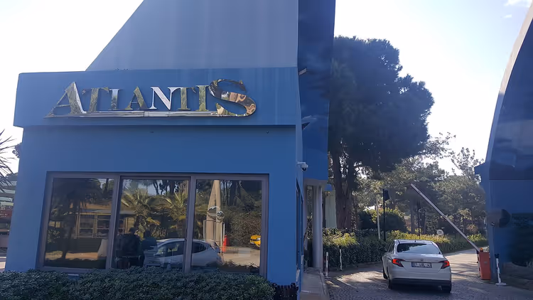 Ingang van het Atlantis hotel met een blauw bord