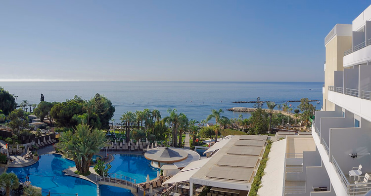 Piscines de l'hôtel avec palmiers et vue sur la mer