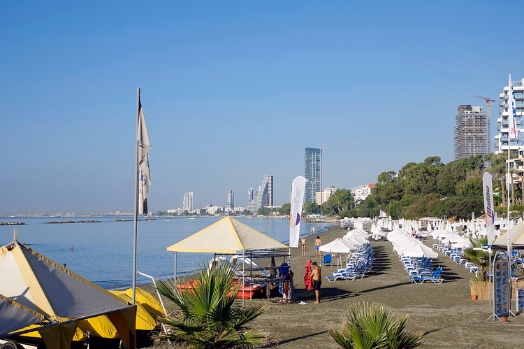 Bystranden i Limassol med solsenger og høyhus