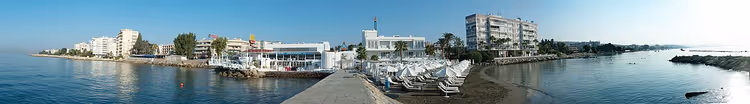 Panorama van het strand en de promenade van Limassol