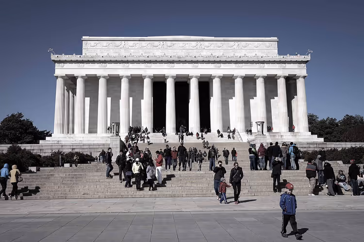 Lincoln Memorial med kolonnade og turister på trappene
