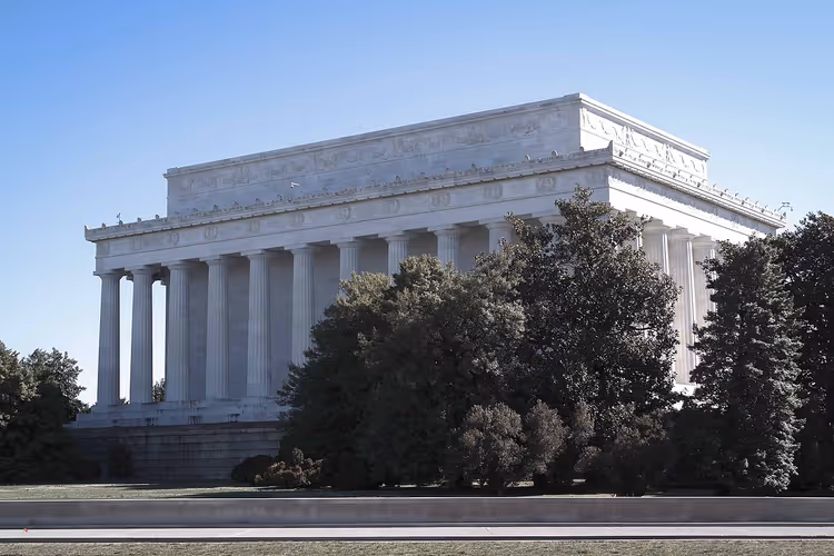 Lincoln Memorial met colonnade tussen de bomen