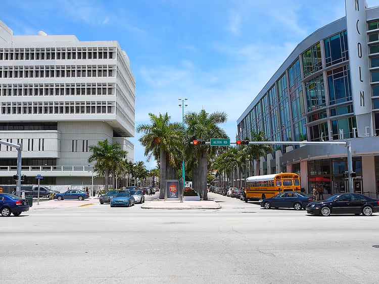 Carrefour de Lincoln Road avec palmiers et voitures