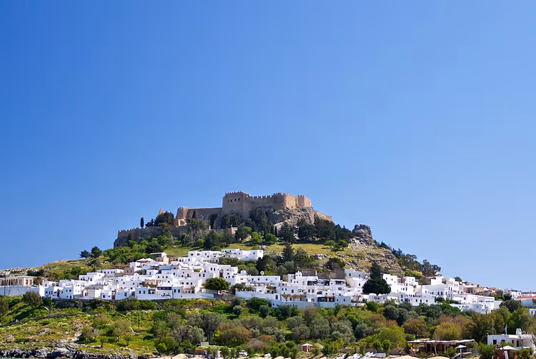 Akropolis von Lindos auf einem Hügel über der weißen Stadt