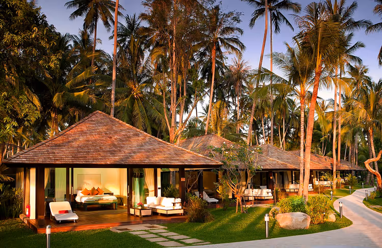 Tropische bungalows en palmbomen op het resortterrein