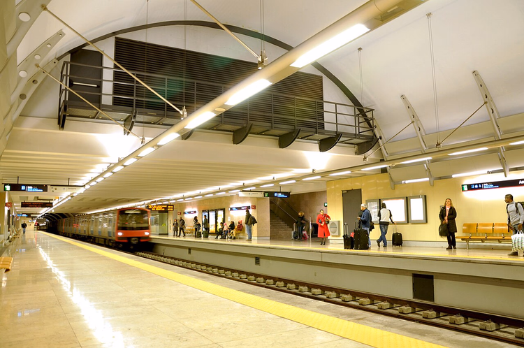 U-Bahnsteig der Station Aeroporto mit einem Metrozug