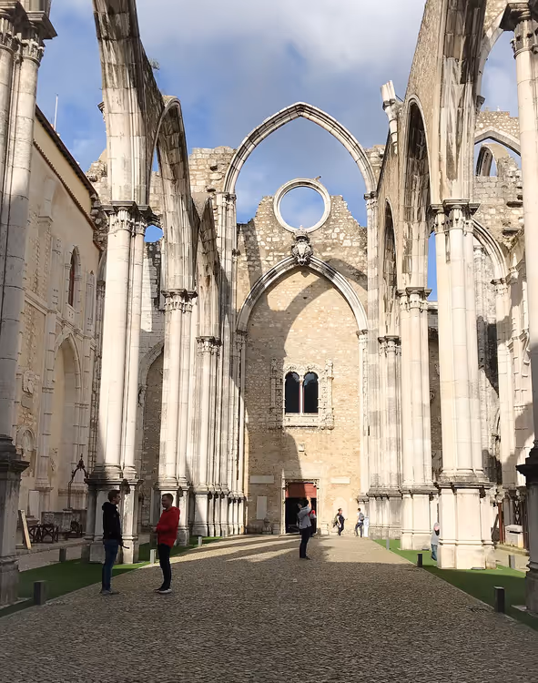 Lizbon'daki gotik Carmo Manastırı'nın kalıntıları