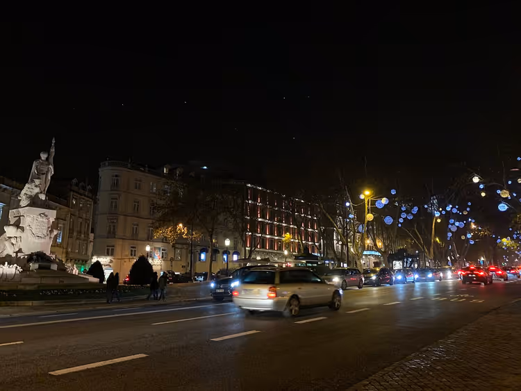 Avenida da Liberdade bei Nacht mit festlicher Beleuchtung