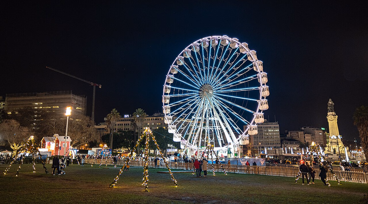 Wonderland Lisboa Riesenrad bei Nacht im Park