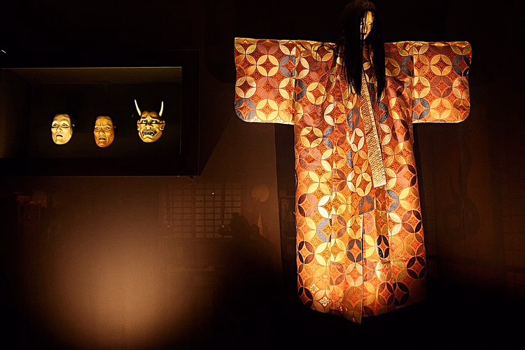 Sergilenen Noh tiyatrosu maskeleri ve kimono