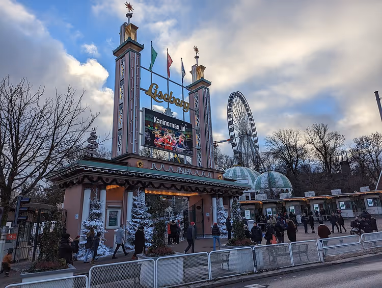 Вход в парк Liseberg с колесом обозрения зимой