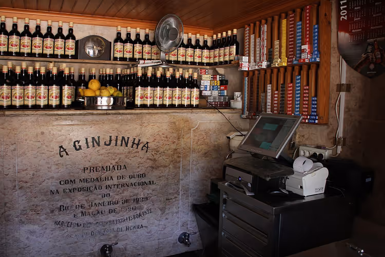 Interieur van A Ginjinha-bar met flessen op planken