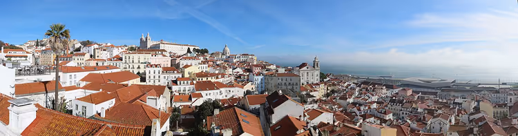 Panorama dos telhados de Alfama e do rio Tejo