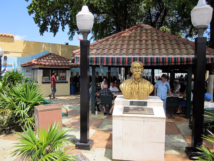 Domino Park à Little Havana avec joueurs et buste