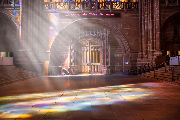 Regnbue-refleksjoner på et steingulv i en katedral