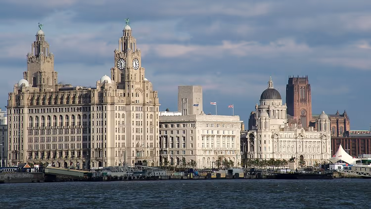 Panorama av Pier Head med Royal Liver Building i Liverpool