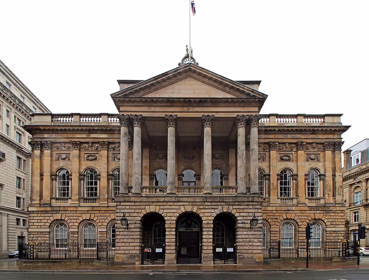 Fasaden til Liverpool Town Hall med søyler og flagg