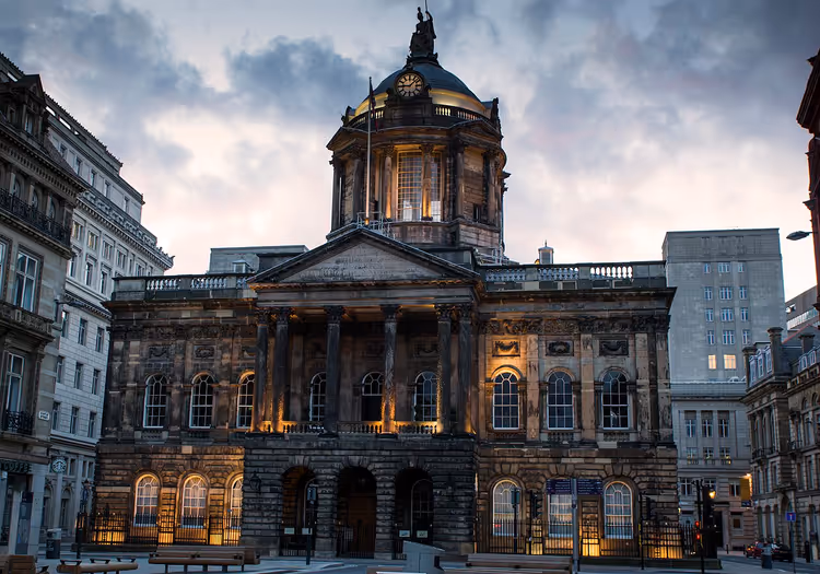 Hôtel de ville de Liverpool avec son dôme et son éclairage