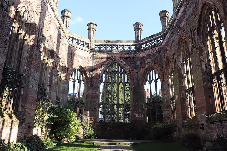 Ruinene av St Luke's Church i Liverpool
