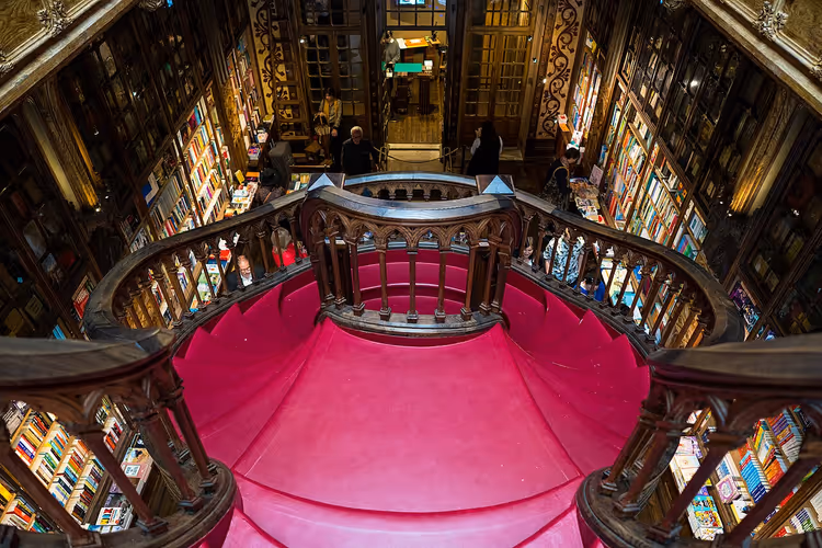 Den buede tretrappen i bokhandelen Livraria Lello