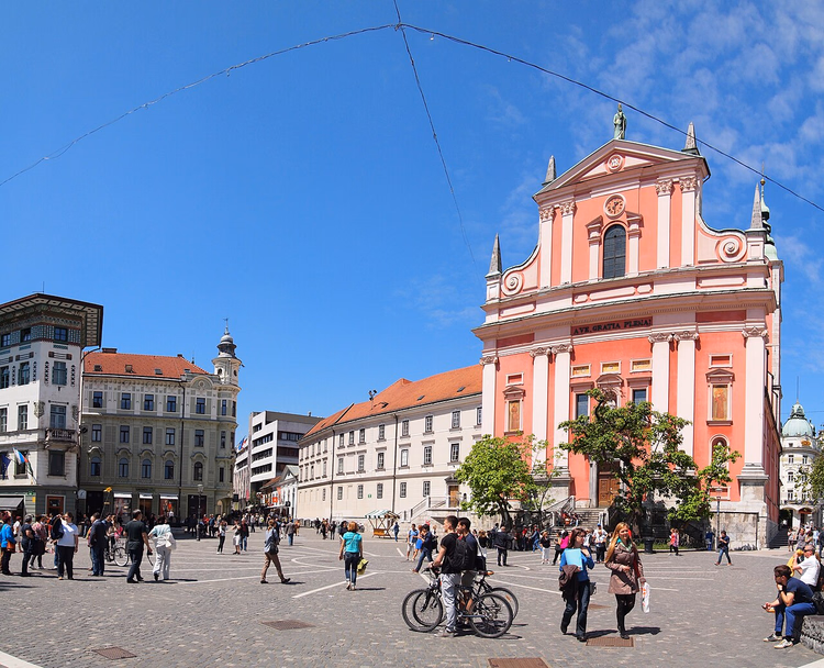Prešeren-Platz in Ljubljana mit der rosa Kirche