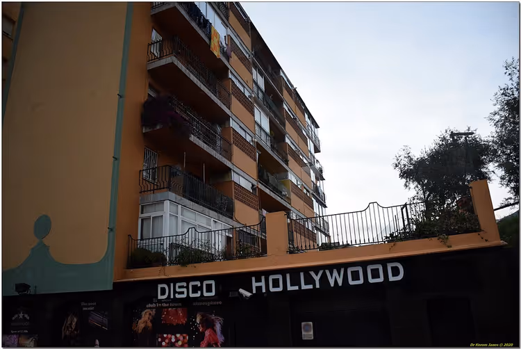 Enseigne de boîte de nuit Hollywood sur la façade d'un bâtiment
