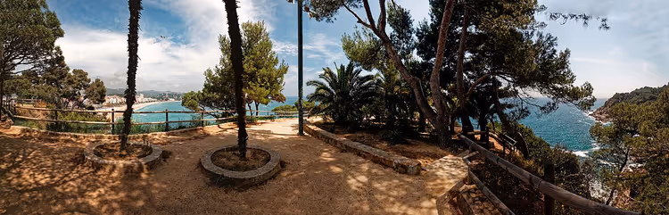 Plage méditerranéenne déserte au printemps