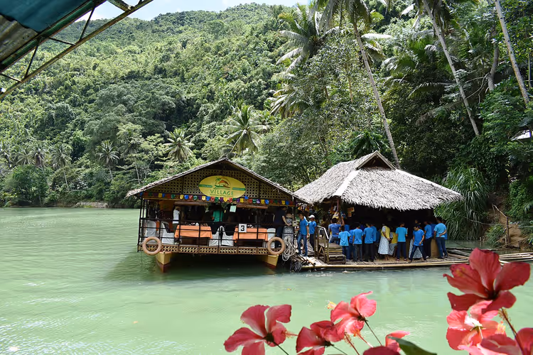Drijvend restaurant op de rivier met toeristen