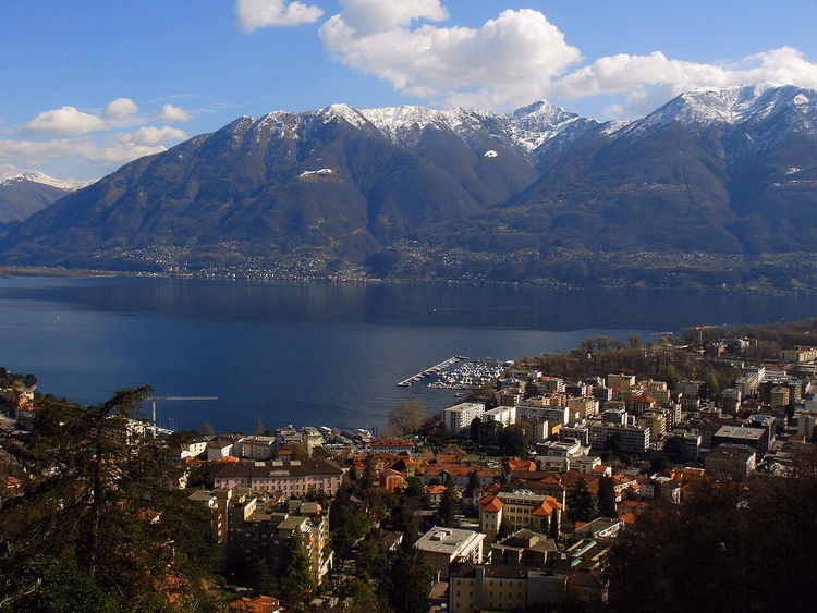 Panorama van Locarno boven het Lago Maggiore