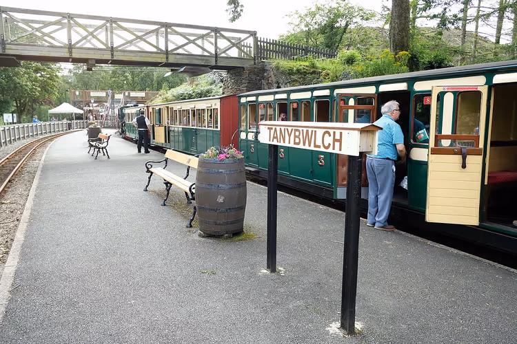 Station Tan-y-Bwlch met een trein aan het perron
