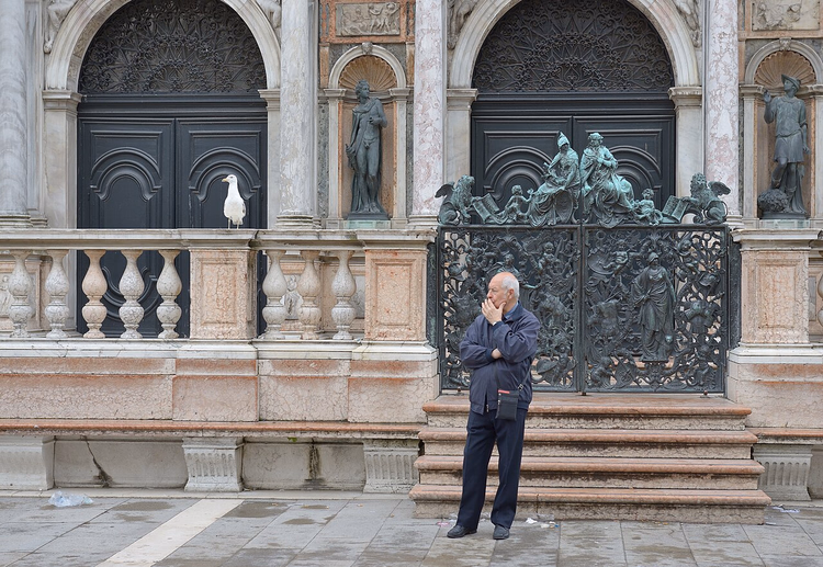 Loggetta van Sansovino met bronzen hekken en standbeelden