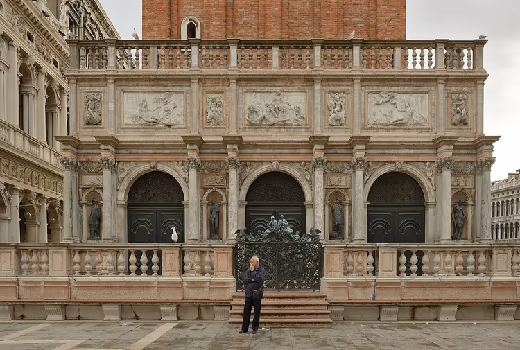 Sansovinos Loggetta ved foten av kampanilen i Venezia