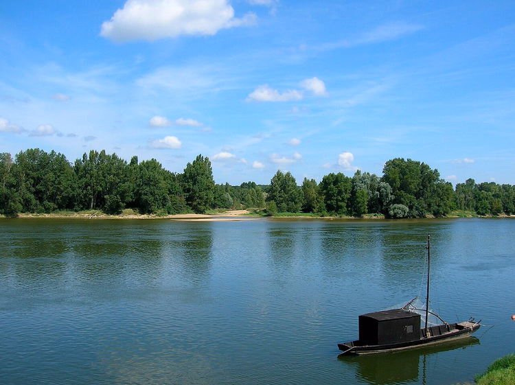 Traditionelles Holzboot auf der Loire im Sommer