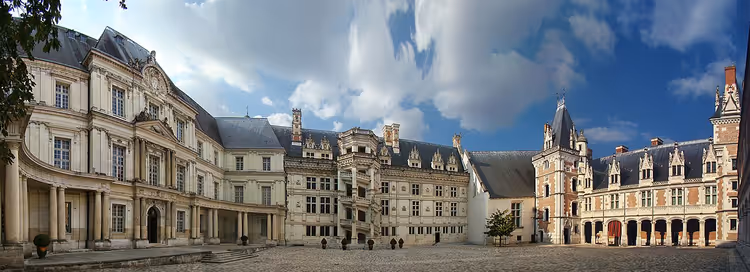 Château de Blois'nın cepheleriyle iç avlusu