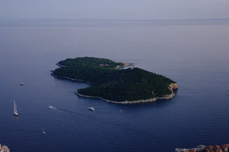 Bebost eiland Lokrum in de Adriatische Zee van bovenaf