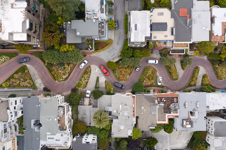 Den svingete hårnålssvingen Lombard Street med biler, sett fra luften