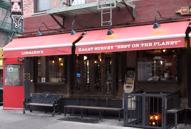 Fasaden til Lombardi's pizzeria med rød markise
