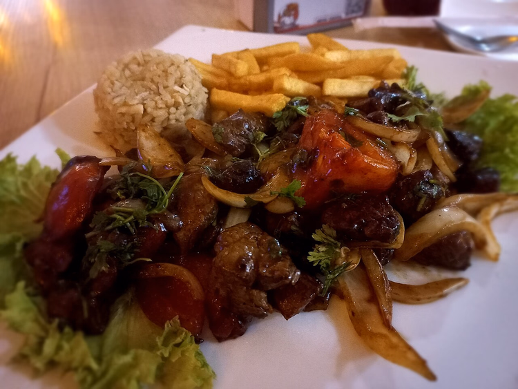 Patates kızartması ve pilavlı lomo saltado