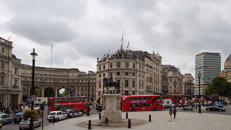 Trafalgar Square, Admiralty Arch ve kırmızı otobüsler