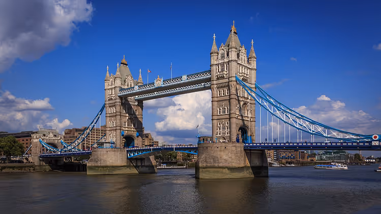 Thames Nehri üzerinde mavi kablolu Tower Bridge