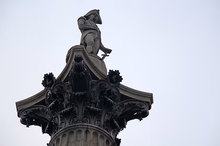 Statue av admiral Nelson på toppen av søylen
