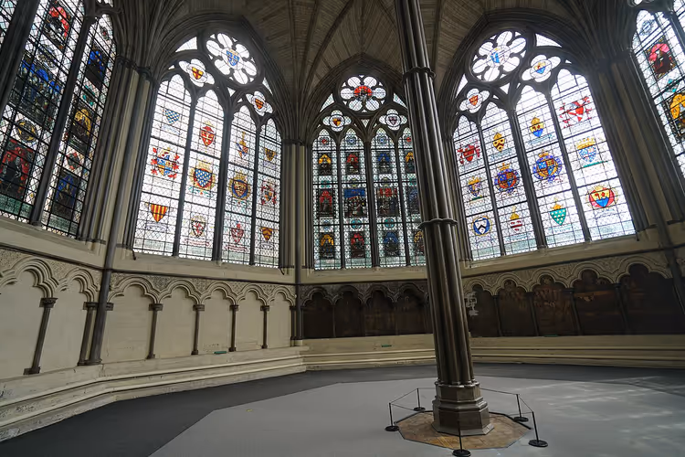 Vitray ve bir sütunla Westminster Abbey bölüm evi