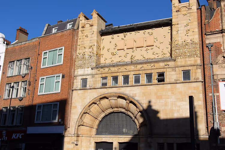 Fasaden til Whitechapel Gallery med stor bue