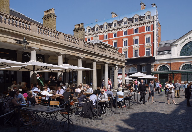 Caffè sotto gli ombrelloni a Covent Garden Market