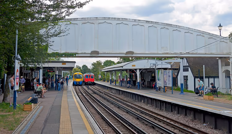 Treinen van de London Underground op station Kew Gardens