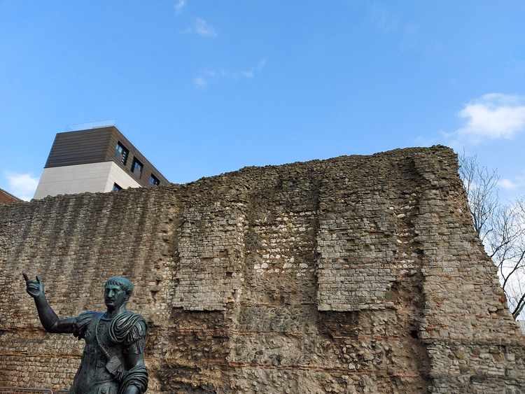 Section du mur romain de Londres avec une statue d'empereur