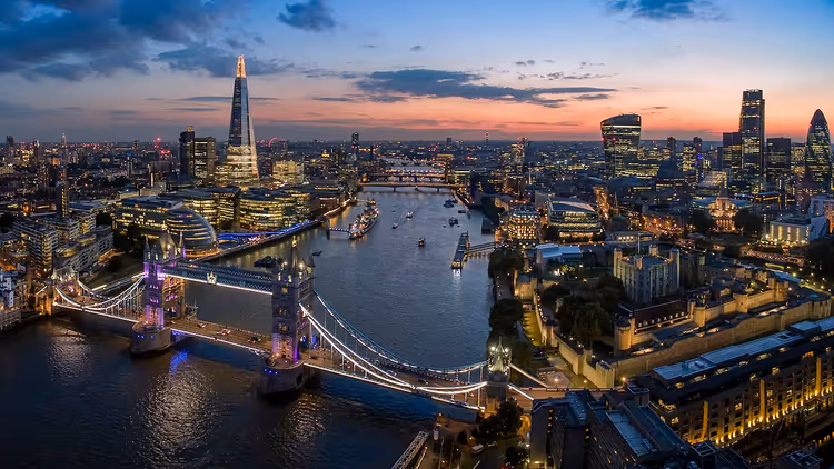 Kveldspanorama over London med Tower Bridge